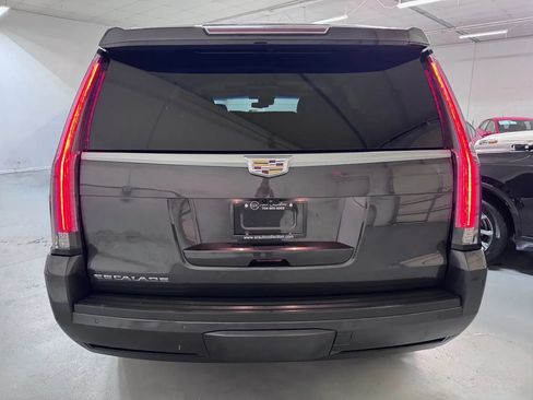 Used 2017 Cadillac Escalade Luxury RWD image 4