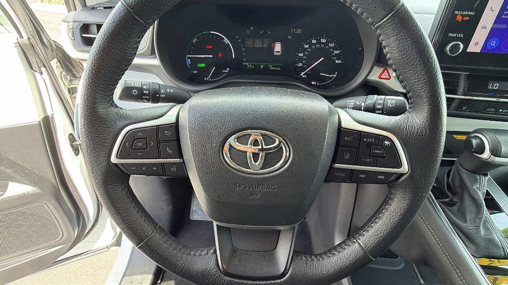Certified 2025 Toyota Sienna XLE FWD image 18