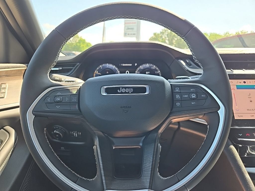 New 2026 Jeep Grand Cherokee L Limited w/ Limited Altitude Package AWD/4WD image 36
