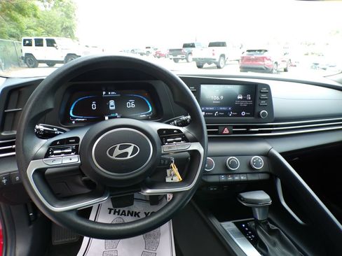 Certified 2025 Hyundai Elantra SE FWD image 10