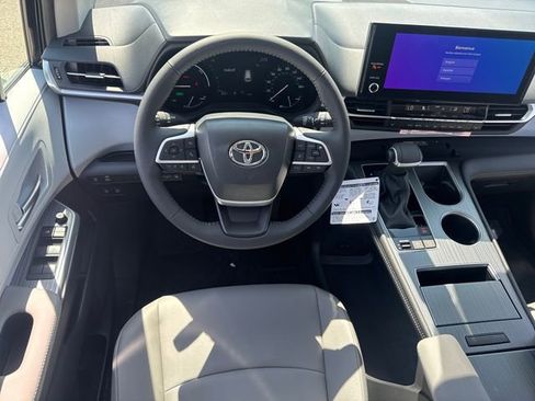 New 2026 Toyota Sienna XLE FWD image 15