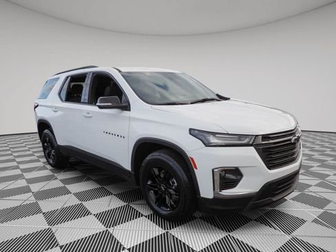 Certified 2023 Chevrolet Traverse LT FWD image 3