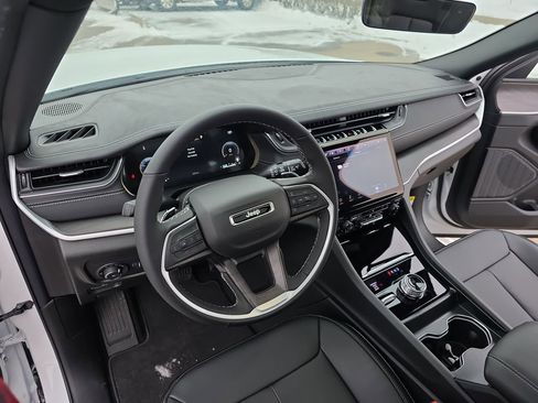 New 2025 Jeep Grand Cherokee Limited image 15