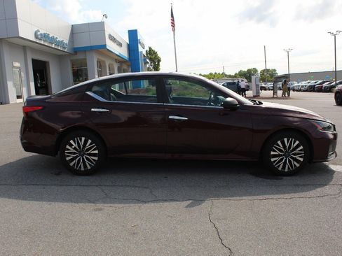 Used 2024 Nissan Altima 2.5 SV FWD image 8