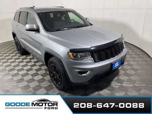 Used 2021 Jeep Grand Cherokee Laredo image 1