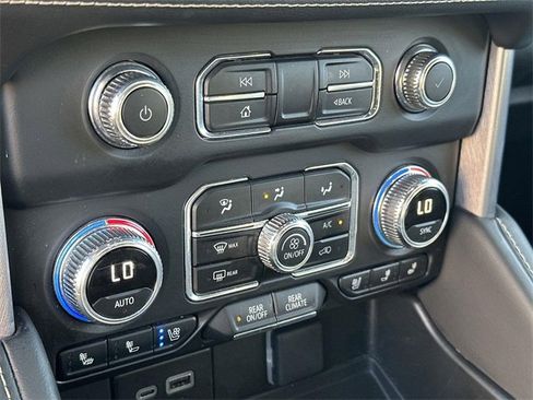 Used 2024 GMC Yukon SLT image 39