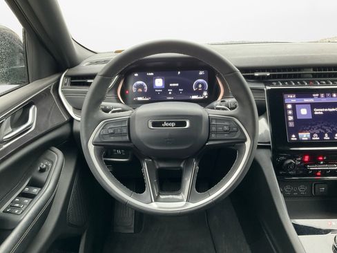 Used 2023 Jeep Grand Cherokee Altitude image 12