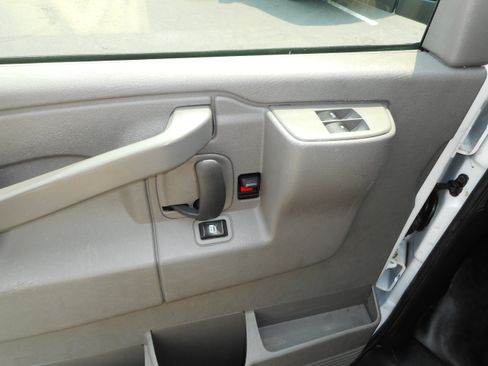 Used 2016 Chevrolet Express 2500 RWD image 15