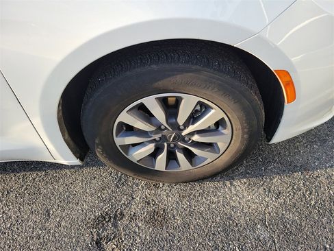 Used 2022 Chrysler Pacifica Touring-L image 2