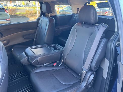 Certified 2025 Kia Carnival EX image 8