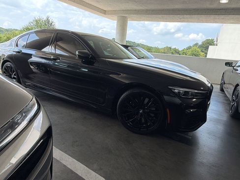 Used 2022 BMW 750i xDrive w/ Executive Package AWD/4WD image 4