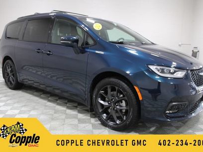 Used 2021 Chrysler Pacifica Touring-L w/ Uconnect Theater Family Group