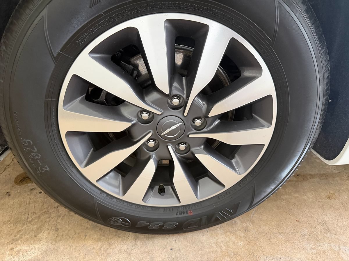 Used 2023 Chrysler Pacifica Limited FWD image 32