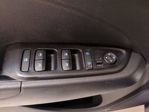 Used 2023 Hyundai Venue SE image 18