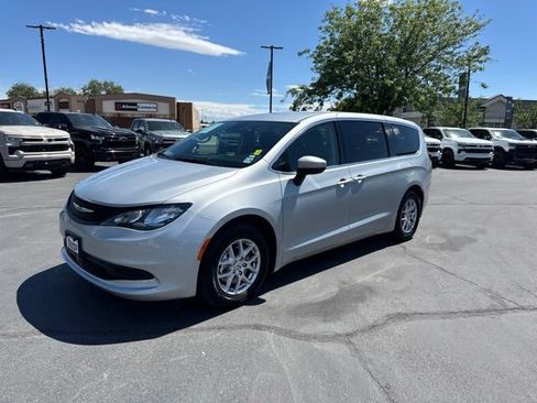 Used 2023 Chrysler Voyager LX FWD image 3