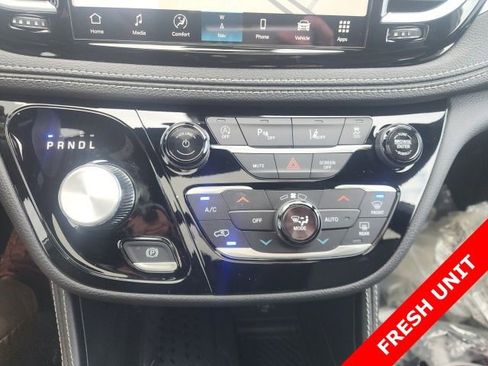 New 2026 Chrysler Pacifica Limited image 6