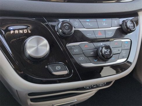 Certified 2023 Chrysler Pacifica Touring-L image 22