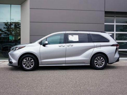 Used 2025 Toyota Sienna XLE FWD image 8
