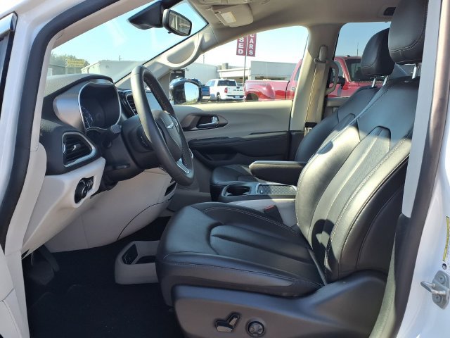 Used 2024 Chrysler Pacifica Touring-L FWD image 25