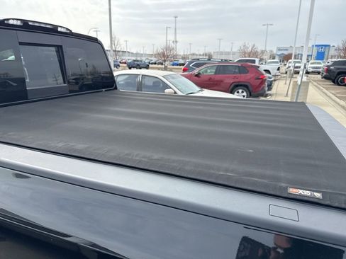 Used 2019 Nissan Titan SV w/ SV Convenience Package image 10