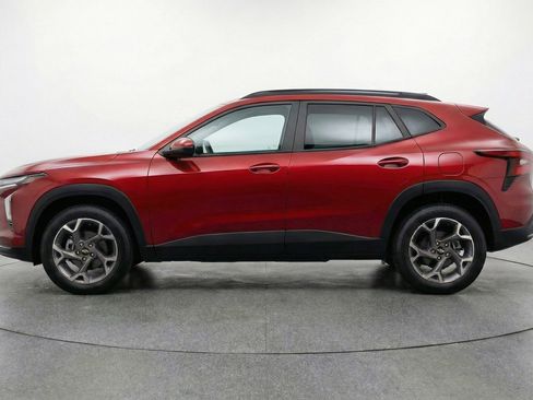 Used 2025 Chevrolet Trax LT FWD image 5