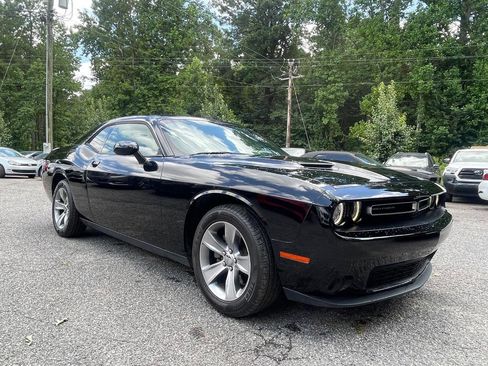 Used 2018 Dodge Challenger SXT image 15
