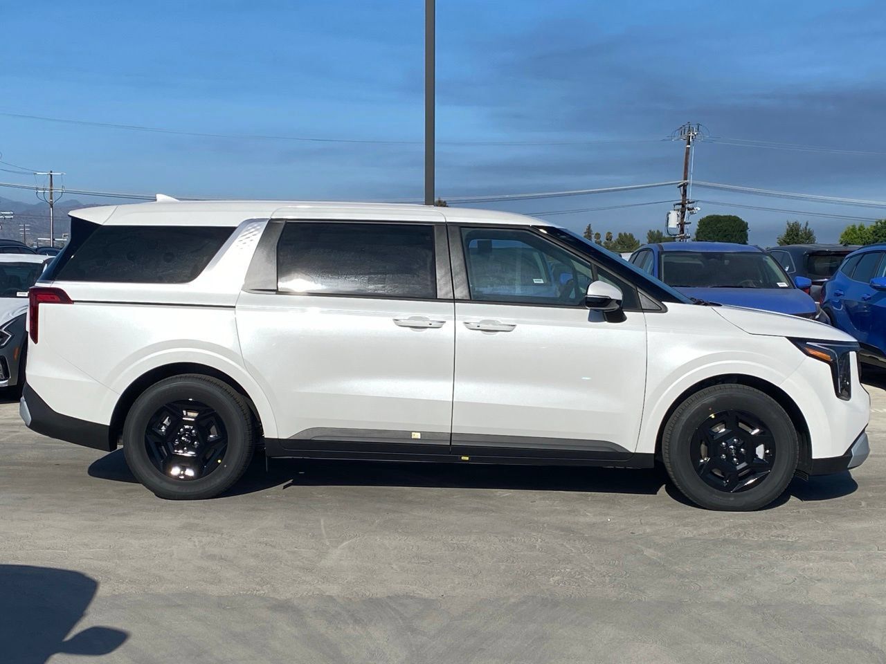 New 2026 Kia Carnival FWD image 2