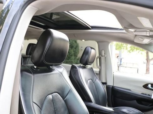 Used 2023 Chrysler Pacifica Limited FWD image 9