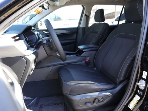 Used 2023 Jeep Grand Cherokee L Laredo image 8