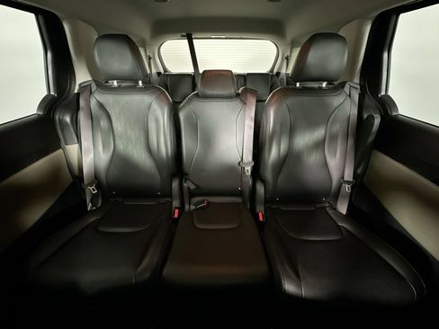 Used 2025 Kia Carnival FWD image 13