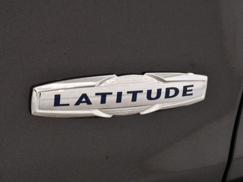 Used 2017 Jeep Cherokee Latitude AWD/4WD image 22
