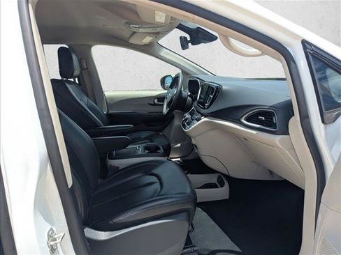 Used 2023 Chrysler Pacifica Touring-L FWD image 20