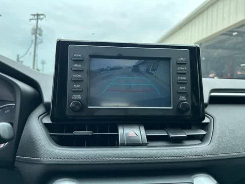 Used 2019 Toyota RAV4 LE FWD image 9