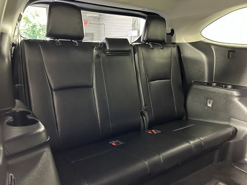 Used 2021 Toyota Highlander XLE AWD/4WD image 14