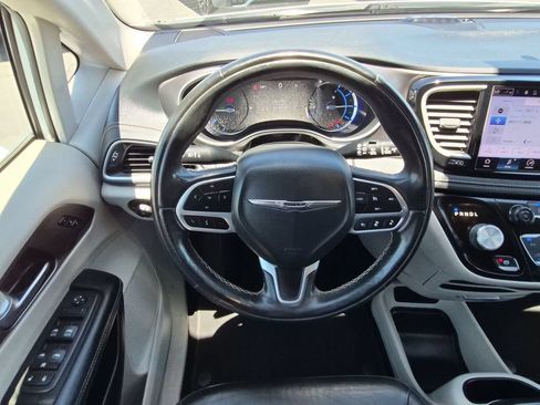 Used 2022 Chrysler Pacifica Touring-L FWD image 19