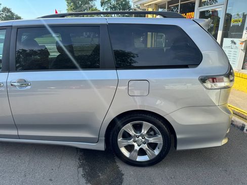 Used 2013 Toyota Sienna SE FWD image 5