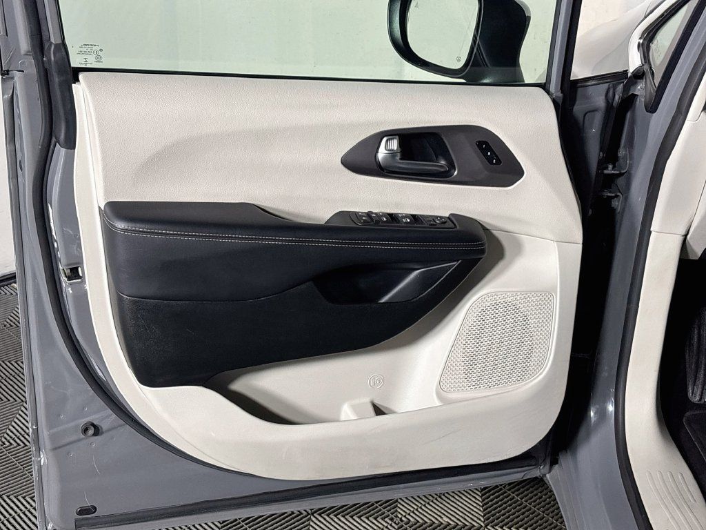 Used 2023 Chrysler Pacifica Touring-L FWD image 10
