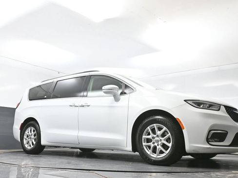 Used 2022 Chrysler Pacifica Touring-L FWD image 23