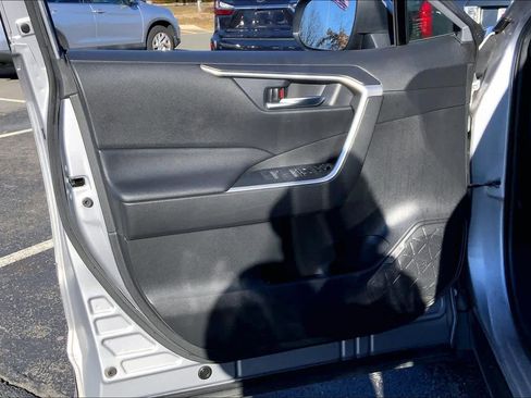 Used 2020 Toyota RAV4 XLE image 21