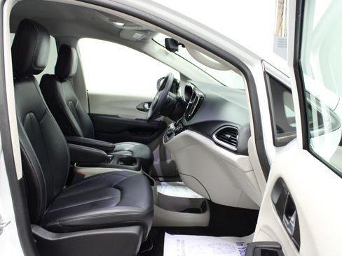 Used 2024 Chrysler Pacifica Touring-L FWD image 17