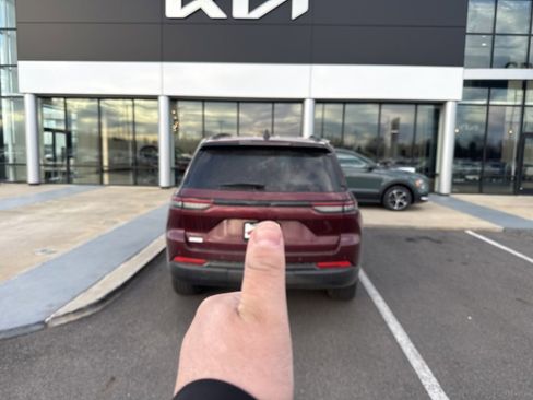 Used 2024 Jeep Grand Cherokee Altitude image 7