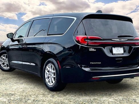 Used 2024 Chrysler Pacifica Touring-L FWD image 4