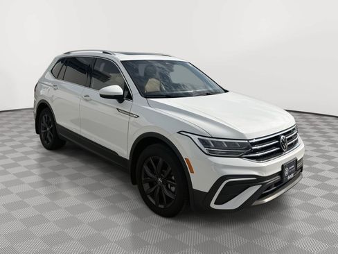 Used 2024 Volkswagen Tiguan SE w/ Panoramic Sunroof Package AWD/4WD image 2