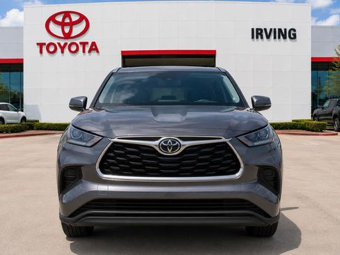 Used 2024 Toyota Highlander LE FWD image 9