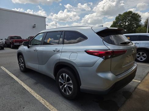 Used 2023 Toyota Highlander XLE image 7