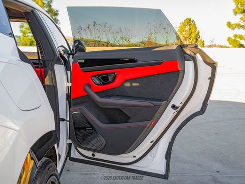 Used 2025 Lamborghini Urus SE image 39