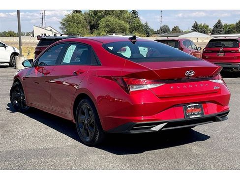 Used 2021 Hyundai Elantra SEL image 11