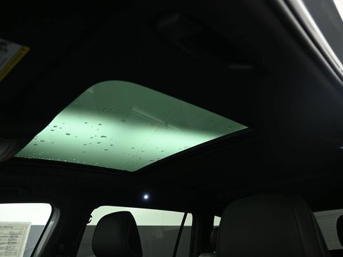 Used 2024 Volkswagen Tiguan SE R-Line image 18