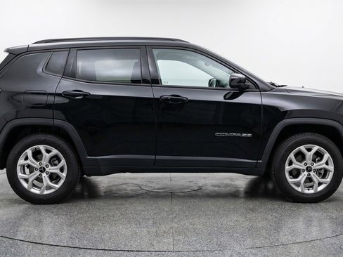 Used 2025 Jeep Compass Latitude image 11