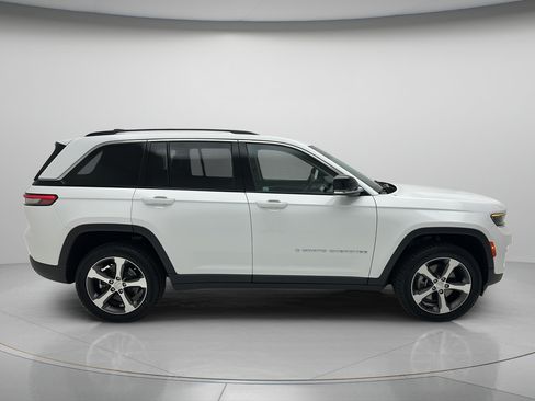 Used 2023 Jeep Grand Cherokee 4WD 4xe image 4